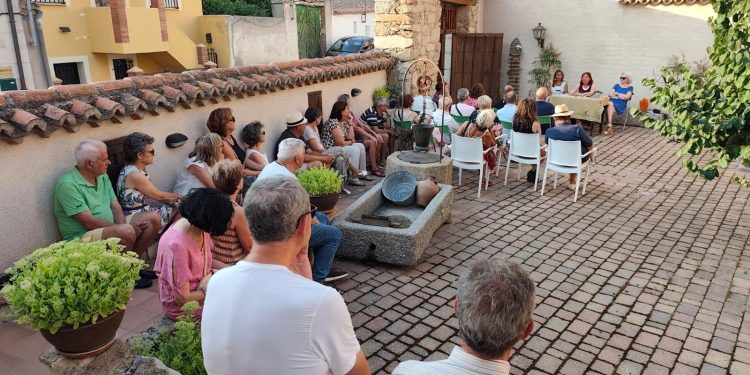 «Un regalo bajo el burka»: el libro de Natividad Cabezas que se ha presentado en Alaraz y que es toda una experiencia de vida