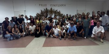 El Campo de Peñaranda acoge la fiesta del 80 cumpleaños de Loren Lozano Hernández rodeada de su extensa familia