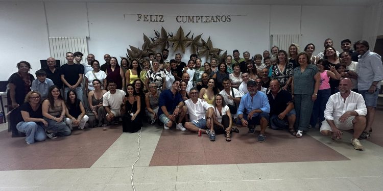 El Campo de Peñaranda acoge la fiesta del 80 cumpleaños de Loren Lozano Hernández rodeada de su extensa familia