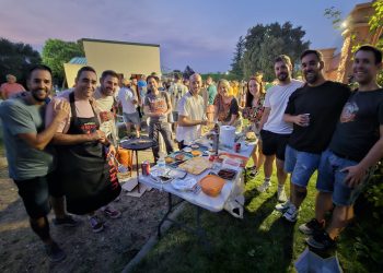 La peña Efebos llena el parque de Macotera con el concurso para buscar la mejor hamburguesa y con sorprendentes elaboraciones