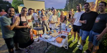 La peña Efebos llena el parque de Macotera con el concurso para buscar la mejor hamburguesa y con sorprendentes elaboraciones