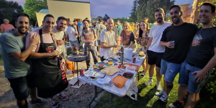 La peña Efebos llena el parque de Macotera con el concurso para buscar la mejor hamburguesa y con sorprendentes elaboraciones