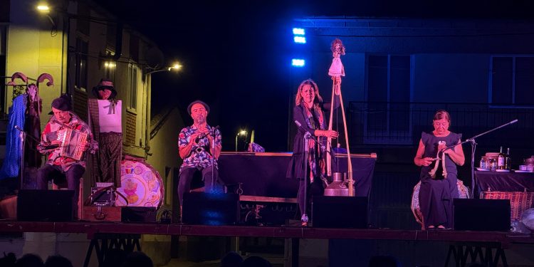 Mayalde llena la plaza Mayor de Villoria en el ecuador de las Noches de Cultura que la Diputación trae este año a la localidad