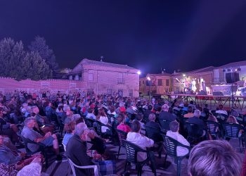 Mayalde llena la plaza Mayor de Villoria en el ecuador de las Noches de Cultura que la Diputación trae este año a la localidad