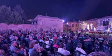 Mayalde llena la plaza Mayor de Villoria en el ecuador de las Noches de Cultura que la Diputación trae este año a la localidad