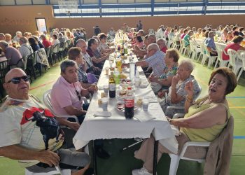 La fiesta para los mayores en Peñaranda reúne a casi 300 participantes en el pabellón del «Seve» con convite y baile