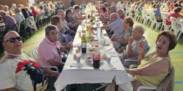La fiesta para los mayores en Peñaranda reúne a casi 300 participantes en el pabellón del «Seve» con convite y baile
