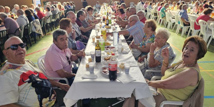 La fiesta para los mayores en Peñaranda reúne a casi 300 participantes en el pabellón del «Seve» con convite y baile