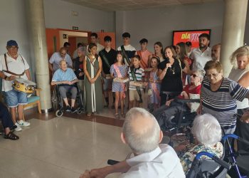 Las dos residencias de mayores de Peñaranda reciben la visita de autoridades, cortes de honor y de los dulzaineros Alborada