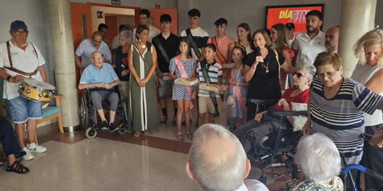 Las dos residencias de mayores de Peñaranda reciben la visita de autoridades, cortes de honor y de los dulzaineros Alborada