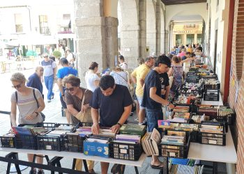 Peñaranda vive un multitudinario mercadillo semanal animado por los libros olvidados de la biblioteca y varias causas solidarias