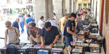 Peñaranda vive un multitudinario mercadillo semanal animado por los libros olvidados de la biblioteca y varias causas solidarias