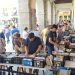 Peñaranda vive un multitudinario mercadillo semanal animado por los libros olvidados de la biblioteca y varias causas solidarias