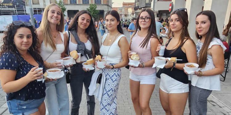 Más de 3.000 raciones de guiso de carne ponen el broche a las Ferias y Fiestas de Peñaranda en una multitudinaria merienda