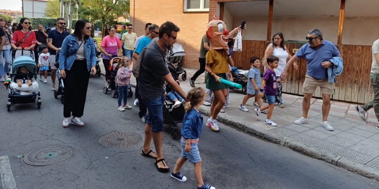 Peñaranda dedica la mañana del miércoles a la infancia: primer desfile de los cabezudos y cuentacuentos en el parque La Huerta