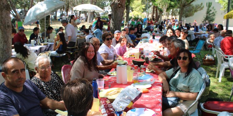 Rágama reparte 600 raciones en una multitudinaria paella popular que ha tenido como escenario el parque de La Chopera