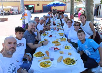 Villaflores reparte más de 700 raciones de paella en su último día de fiestas y los comensales se reparten en torno a la plaza