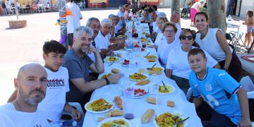 Villaflores reparte más de 700 raciones de paella en su último día de fiestas y los comensales se reparten en torno a la plaza