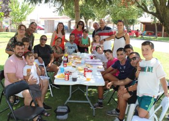 Palaciosrubios revive su particular «Lunes de aguas» con una comida vecinal al aire libre adaptada al calendario veraniego