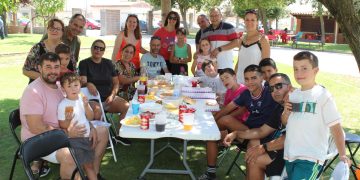 Palaciosrubios revive su particular «Lunes de aguas» con una comida vecinal al aire libre adaptada al calendario veraniego