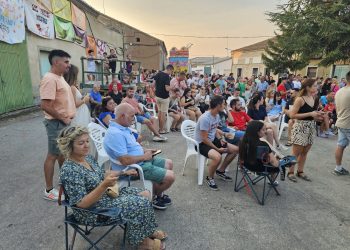 El bingo musical llena la plaza del Oriente en Palaciosrubios con un gran ambiente de diversión, bailes y algarabía festiva