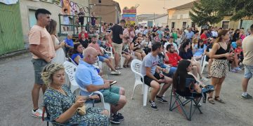 El bingo musical llena la plaza del Oriente en Palaciosrubios con un gran ambiente de diversión, bailes y algarabía festiva