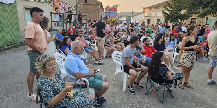 El bingo musical llena la plaza del Oriente en Palaciosrubios con un gran ambiente de diversión, bailes y algarabía festiva