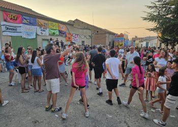 El bingo musical llena la plaza del Oriente en Palaciosrubios con un gran ambiente de diversión, bailes y algarabía festiva