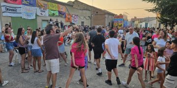 El bingo musical llena la plaza del Oriente en Palaciosrubios con un gran ambiente de diversión, bailes y algarabía festiva
