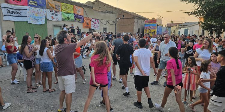 El bingo musical llena la plaza del Oriente en Palaciosrubios con un gran ambiente de diversión, bailes y algarabía festiva