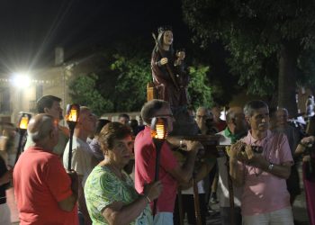 Paradinas de San Juan recibe a su patrona, la Virgen del Hinojal, en una noche de devoción popular, antorchas, música y oraciones