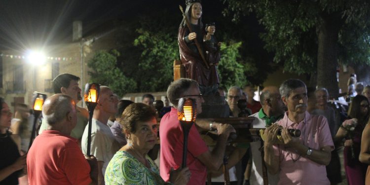 Paradinas de San Juan recibe a su patrona, la Virgen del Hinojal, en una noche de devoción popular, antorchas, música y oraciones