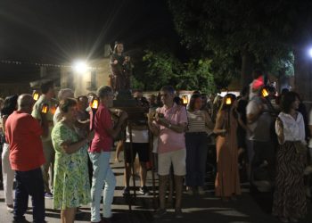 Paradinas de San Juan recibe a su patrona, la Virgen del Hinojal, en una noche de devoción popular, antorchas, música y oraciones