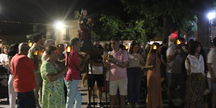 Paradinas de San Juan recibe a su patrona, la Virgen del Hinojal, en una noche de devoción popular, antorchas, música y oraciones