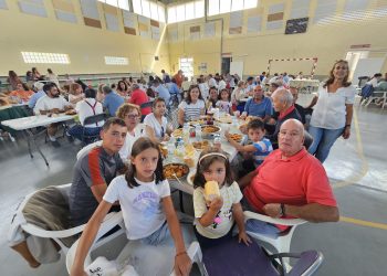 Paradinas de San Juan pone el broche a sus fiestas del Hinojal con un arroz a la zamorana que se ha servido en el pabellón municipal