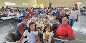 Paradinas de San Juan pone el broche a sus fiestas del Hinojal con un arroz a la zamorana que se ha servido en el pabellón municipal