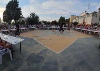 Música y pintura llenan de familias La Huerta en Peñaranda con una nueva propuesta artística dirigida por el pintor Alberto Sautúa