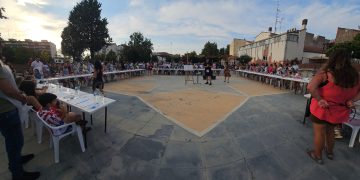 Música y pintura llenan de familias La Huerta en Peñaranda con una nueva propuesta artística dirigida por el pintor Alberto Sautúa