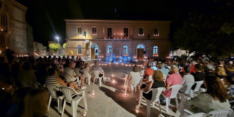 Rágama vive su primera Noche de las Velas con el concierto del grupo Arena y un gran éxito que anima a su continuidad en 2026