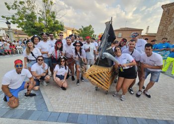 Rágama vive con alegría y colorido su arranque festivo marcado por un original concurso de carros decorados por los peñistas