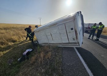 El vuelco de una furgoneta en Nava de Sotrobal deja dos heridos, uno de ellos atrapado, y obliga a intervenir a los Bomberos
