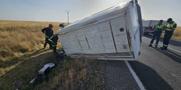 El vuelco de una furgoneta en Nava de Sotrobal deja dos heridos, uno de ellos atrapado, y obliga a intervenir a los Bomberos