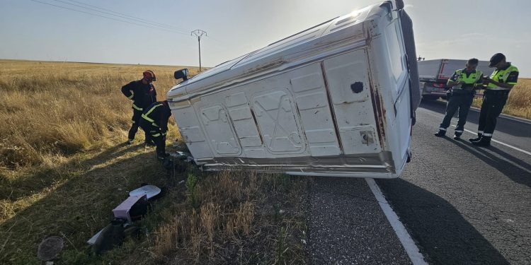 El vuelco de una furgoneta en Nava de Sotrobal deja dos heridos, uno de ellos atrapado, y obliga a intervenir a los Bomberos