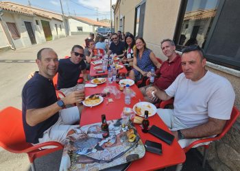 Villar de Gallimazo reúne a vecinos y visitantes en la plaza en torno a una gran degustación de paella en su fin de fiestas