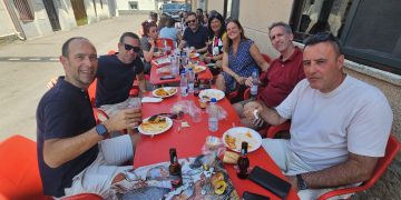 Villar de Gallimazo reúne a vecinos y visitantes en la plaza en torno a una gran degustación de paella en su fin de fiestas