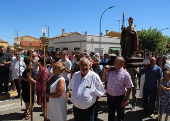 Villaflores honra a su patrón, San Agustín, con las jotas típicas y la devoción de sus vecinos en una multitudinaria procesión
