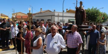 Villaflores honra a su patrón, San Agustín, con las jotas típicas y la devoción de sus vecinos en una multitudinaria procesión