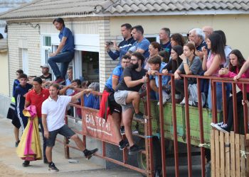 Villaflores reúne a vecinos y visitantes de toda la comarca en el segundo y último encierro urbano de las fiestas de San Agustín