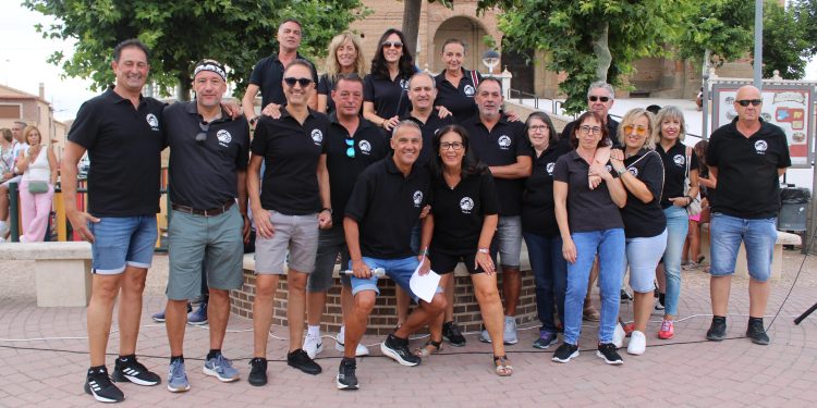 Villaflores comienza sus fiestas en honor a San Agustín con un multitudinario recorrido de peñas amenizado por Los del Lío