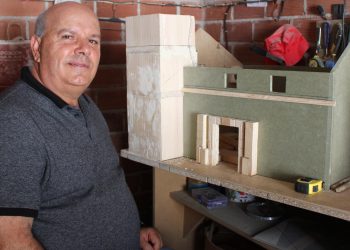 Jesús Ángel Morales, el artesano de Villaflores que inmortaliza en miniatura y con todo lujo de detalles el patrimonio local